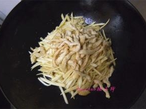 再放入煸好鸡肉丝，倒入一点热水，焖一分钟；