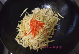 茭白丝变软后，放入红椒丝翻炒，调入食盐拌匀即可关火了。