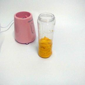 把芒果肉用勺子将其挖出来，放入料理机中。