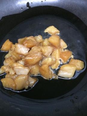 炒锅里放入适量的油烧热后，然后将腌制好的鸡胸肉块放入锅中，炒到鸡块变色