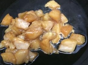 炒锅里放入适量的油烧热后，然后将腌制好的鸡胸肉块放入锅中，炒到鸡块变色