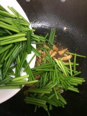 再倒入韭菜花翻炒片刻