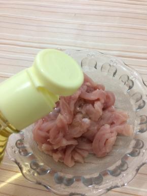 肉片切成丝，然后放入油