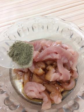 在将黑胡椒粉倒入，搅拌均匀后腌制一会儿