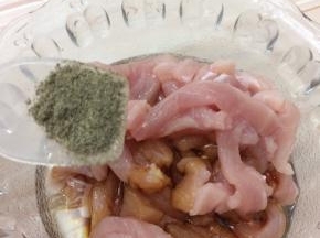 在将黑胡椒粉倒入，搅拌均匀后腌制一会儿