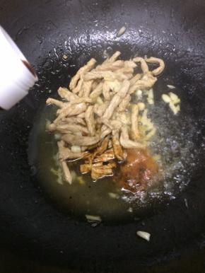 再倒入生抽翻炒均匀