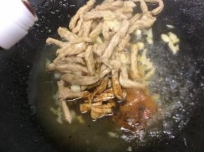 再倒入生抽翻炒均匀