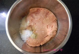 将打好的鸡肉泥放入料理盆里，放入白酒、料酒、食盐、白糖、白胡椒粉；