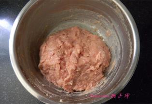 用手（可以戴上一次性手套）朝一个方向搅打上劲，搅拌均匀；