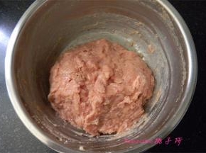 用手（可以戴上一次性手套）朝一个方向搅打上劲，搅拌均匀；