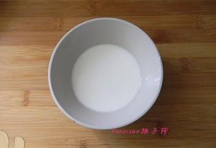 将淀粉30克加纯净水50克调成水淀粉；