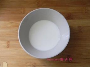 将淀粉30克加纯净水50克调成水淀粉；