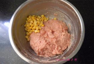 在第2步拌好的鸡肉泥里加入黑胡椒碎和玉米粒（罐头）；