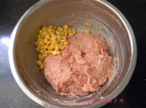 在第2步拌好的鸡肉泥里加入黑胡椒碎和玉米粒（罐头）；