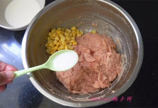 一点点加入水淀粉，每次加入的水淀粉都要将鸡肉泥搅拌均匀，让鸡肉泥与水淀粉充分混合；