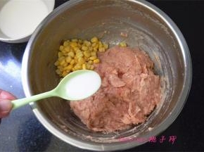 一点点加入水淀粉，每次加入的水淀粉都要将鸡肉泥搅拌均匀，让鸡肉泥与水淀粉充分混合；