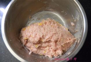 水淀粉全部加入后搅拌均匀；