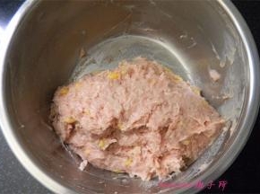 水淀粉全部加入后搅拌均匀；