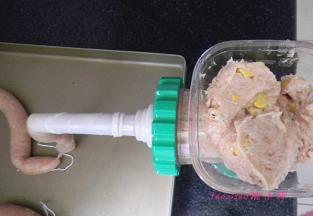 开始灌肠：买回的肠衣多是盐渍的，要提前浸泡脱盐；可以借助绞肉机灌肠的，在绞肉机的前端套上灌肠的导管，开始灌肠；