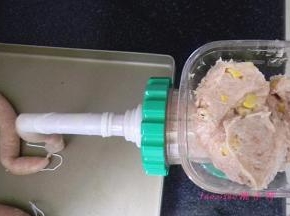 开始灌肠：买回的肠衣多是盐渍的，要提前浸泡脱盐；可以借助绞肉机灌肠的，在绞肉机的前端套上灌肠的导管，开始灌肠；