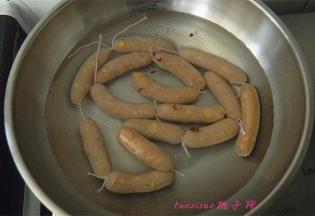 煮锅里放入水和几粒花椒粒，放入灌好的鸡肉肠，煮15~20分钟，肉肠变色就熟了，捞出来剪断就可以了。