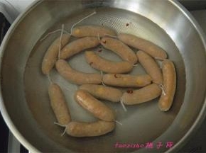煮锅里放入水和几粒花椒粒，放入灌好的鸡肉肠，煮15~20分钟，肉肠变色就熟了，捞出来剪断就可以了。