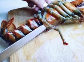 用小刀从大龙虾的身体和头部处插入刀(也就是虾腮地方)