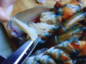 取出虾腮，可以借助剪刀将其剪掉。