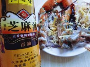 再滴几滴芝麻油，腌制15分钟。