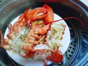 上锅隔水蒸15分钟。关火闷5分钟。(时间根据虾的大小增减)