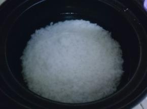 砂锅中加入米饭，(也可以用米)我回来的晚了，所以选用米饭，这样比较快。