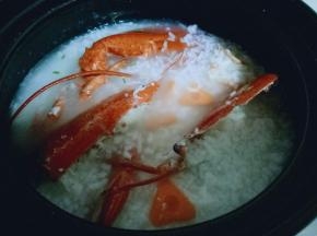 加入蒸熟的龙虾，烧开，小火2 分钟。