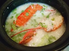 2 0分钟后加入切碎的鸡毛菜，烧开即可关火。