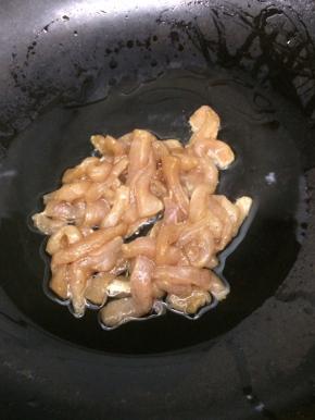 炒锅里放入适量的油烧热后，再把肉倒入锅中，翻炒到肉变色