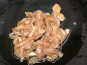 炒锅里放入适量的油烧热后，再把肉倒入锅中，翻炒到肉变色