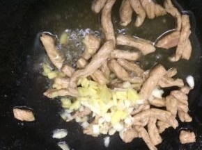 在加入生姜和大蒜粒，翻炒均匀