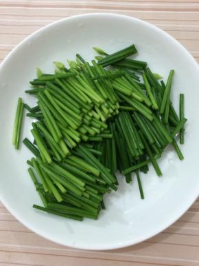 韭菜花洗干净，切成适当的小段