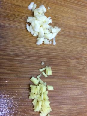 生姜和大蒜切成小粒