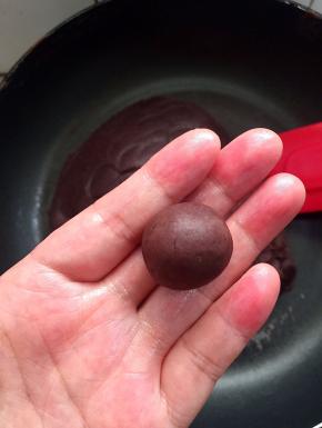 炒到红豆沙可以很轻松的团成圆球状即可！