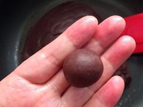 炒到红豆沙可以很轻松的团成圆球状即可！