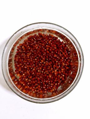 红豆清洗干净后加入适量的水浸泡24小时以上！