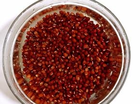 红豆清洗干净后加入适量的水浸泡24小时以上！