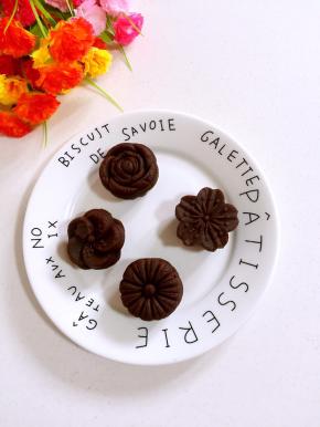 做好的红豆沙可用来做豆沙包、豆沙月饼或者是直接吃味道也不错的，也一次多做一些装在密封容器中放冰箱冷冻，随吃随取。