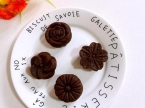 做好的红豆沙可用来做豆沙包、豆沙月饼或者是直接吃味道也不错的，也一次多做一些装在密封容器中放冰箱冷冻，随吃随取。