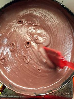 开小火慢慢的炒，炒的过程中不停地用铲子搅动，每次都要从底部翻起防止粘锅！