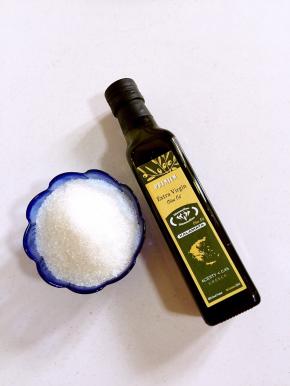 准备好150克白糖和150克橄榄油！