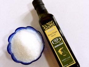 准备好150克白糖和150克橄榄油！