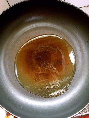 锅烧热倒入适量的橄榄油！