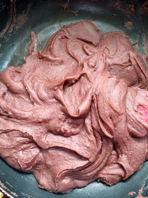 这可是一个验证臂力的力气活哦！要不停的翻炒！红豆沙已经开始变的越来越稠啦！