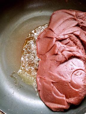 炒到图片上的状态后，再分两次加入适量的橄榄油，继续小火翻炒！